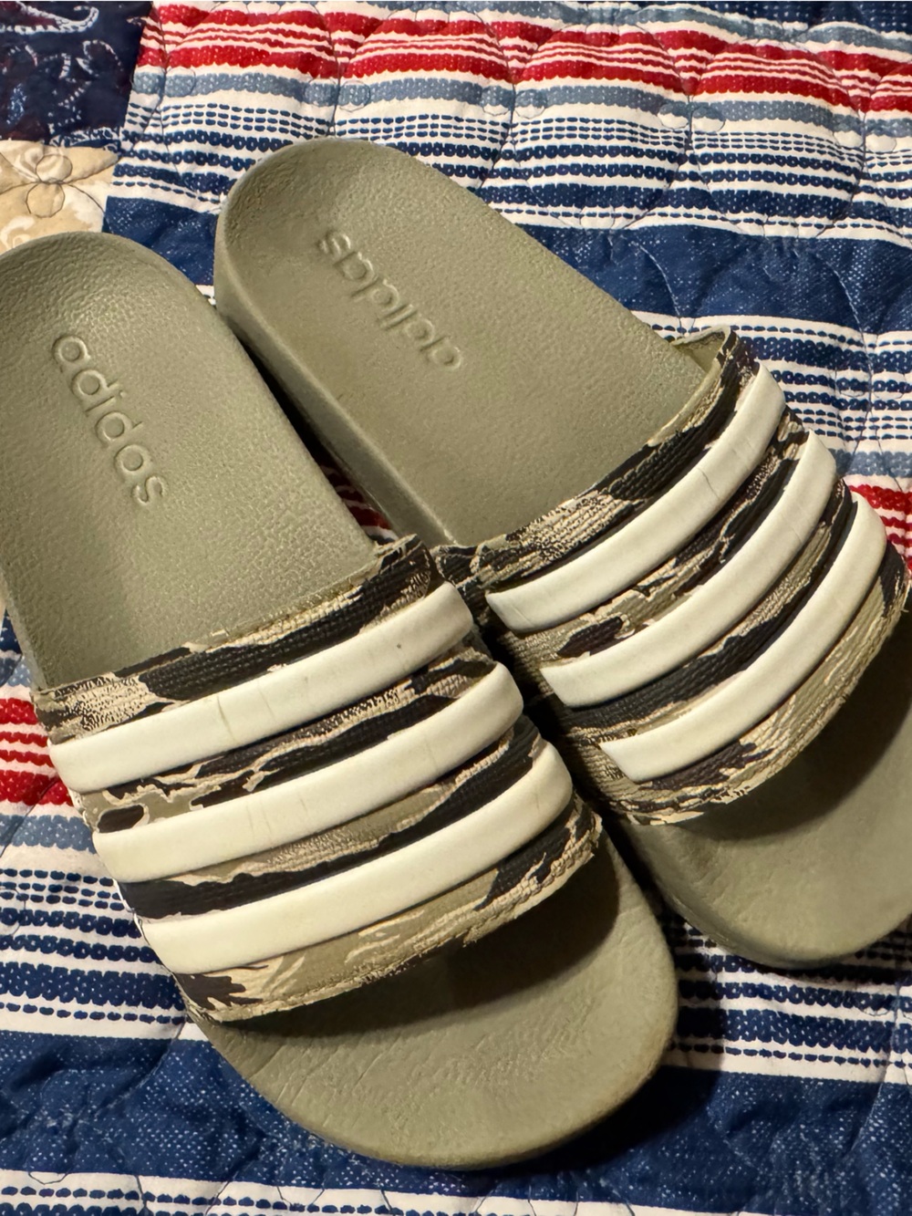 adidas Green Camo Slide Sandals with White Stripes kids size 2 (Boys)